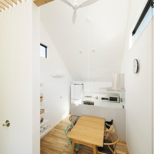 Esempio di una piccola sala da pranzo aperta verso la cucina scandinava con pareti bianche, pavimento in legno massello medio, nessun camino, pavimento marrone, soffitto in carta da parati e carta da parati