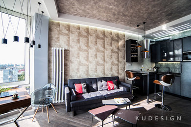 Пример оригинального дизайна: маленькая двухуровневая гостиная комната в современном стиле с серыми стенами, паркетным полом среднего тона, телевизором на стене и разноцветным полом для на участке и в саду