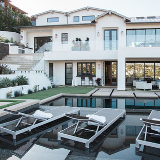 Maritimer Infinity-Pool hinter dem Haus in rechteckiger Form in Orange County