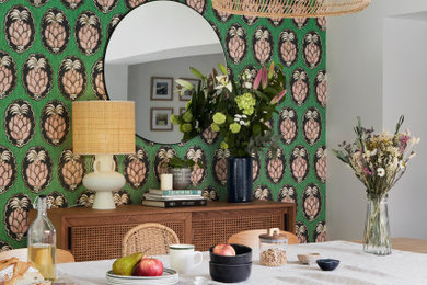 Inspiration pour une salle de séjour bohème avec un mur vert, parquet clair, un sol beige et poutres apparentes.