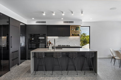 Photo of a modern kitchen in Gold Coast - Tweed.