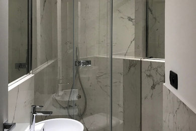 Esempio di un bagno di servizio minimal