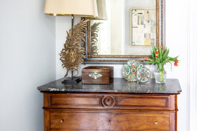 Example of a classic entryway design in Houston
