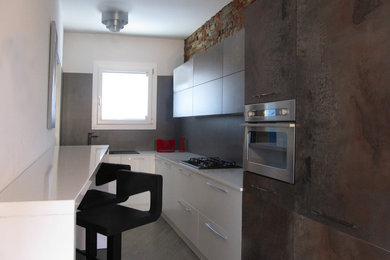 Ispirazione per una cucina design di medie dimensioni con lavello a doppia vasca, ante lisce, ante bianche, top in superficie solida, paraspruzzi grigio, pavimento in legno verniciato, pavimento marrone e top bianco