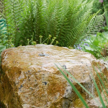 Wasserspiel im Garten