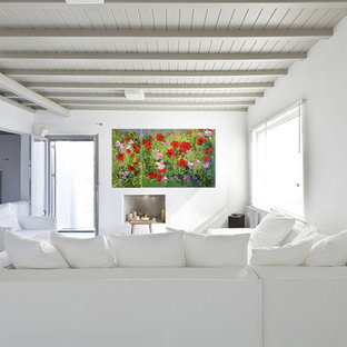 Großes, Fernseherloses, Offenes Mediterranes Musikzimmer ohne Kamin mit weißer Wandfarbe, gebeiztem Holzboden und weißem Boden in Marseille