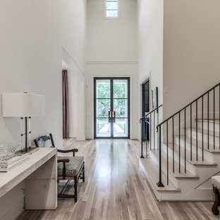 Пример оригинального дизайна интерьера: огромное фойе в стиле современная классика с белыми стенами, светлым паркетным полом, двустворчатой входной дверью, металлической входной дверью и бежевым полом