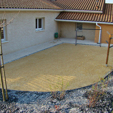 Cour de jeux et plantations