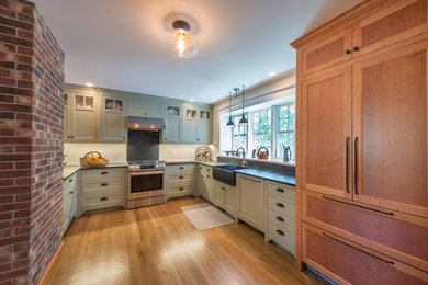 Kitchen - cottage kitchen idea in Burlington