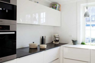 Design ideas for a modern separate kitchen in Paris.