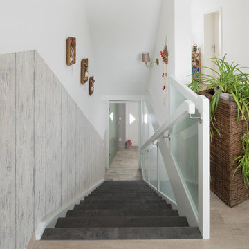 Wangentreppe modern mit Schrank unter Treppe