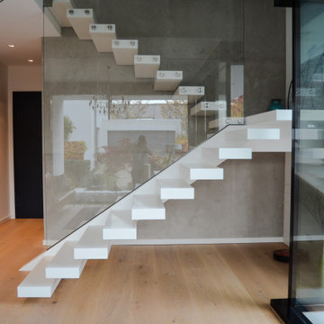 Moderne Designtreppe mit Corian Stufen, Kragarm, Bremen