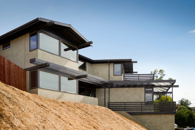 Inspiration for a contemporary exterior home remodel in Los Angeles