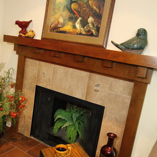 Inredning av ett amerikanskt mellanstort arbetsrum, med ett bibliotek, bruna väggar, mörkt trägolv, en standard öppen spis, en spiselkrans i trä och brunt golv