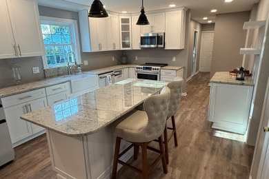 Kitchen - traditional kitchen idea in Philadelphia