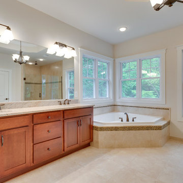 Owners' Bathroom w/Soaker Tub