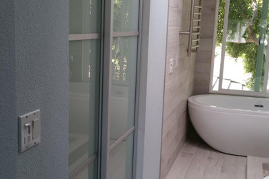 Example of a minimalist bathroom design in San Diego