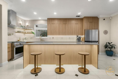 Example of a minimalist kitchen design in Orange County