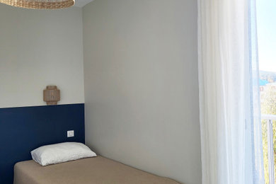 Réalisation d'une chambre beige et blanche tradition avec un mur bleu, un sol en marbre et un sol beige.