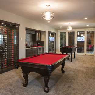 Imagen de sótano con puerta clásico, grande, con paredes grises y moqueta