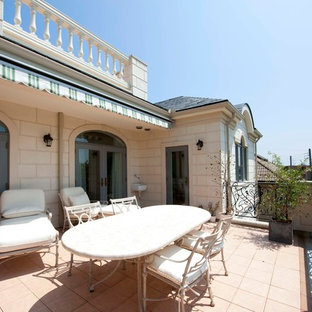 他の地域の巨大なトラディショナルスタイルのおしゃれなテラス・中庭 (張り出し屋根) の写真