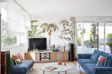 This is an example of a tropical living room in Toulouse.