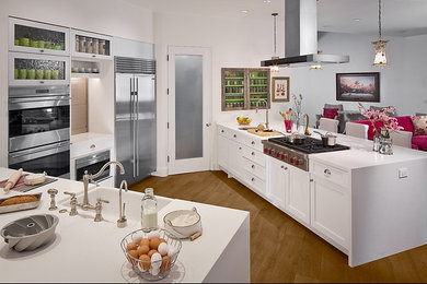 Example of a transitional home design design in Los Angeles