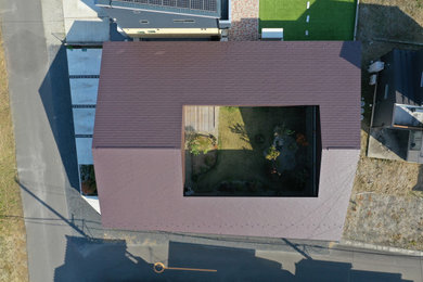 Ispirazione per la villa grande marrone moderna a un piano con rivestimento in metallo, tetto a capanna, copertura in metallo o lamiera e tetto marrone