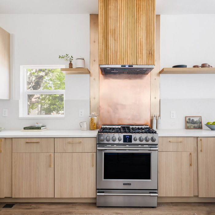 Example of a minimalist kitchen design in Denver