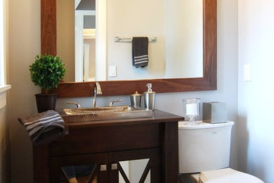Example of a transitional home design design in Minneapolis