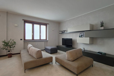 Esempio di un ampio soggiorno moderno aperto con pareti grigie, pavimento con piastrelle in ceramica, pavimento beige, soffitto ribassato e TV autoportante