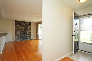 Example of a classic entryway design in Ottawa