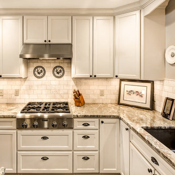 Cozy Two-Toned Kitchen