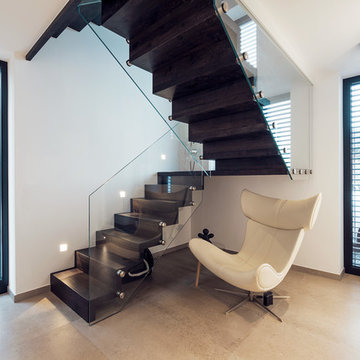 Moderne Faltwerktreppe mit Glasgeländer in Neubau in Luxemburg