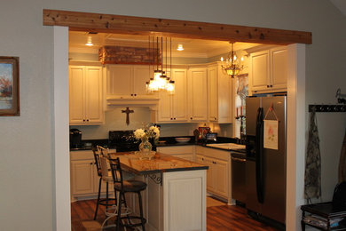 Kitchen - country kitchen idea in Austin