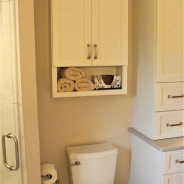 Starmark Master Bath Maple Roseville in Marshmallow