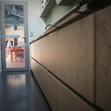 Cuisine couloir, chêne et noir mat, plan en granit