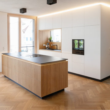 Küche mit viel Eichenholz und Einbaumöbel