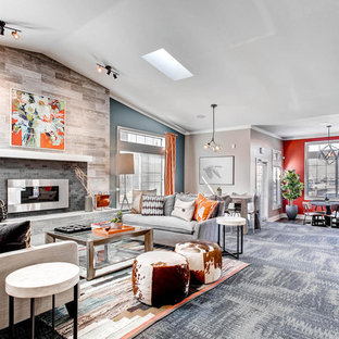 Inspiration för ett stort funkis allrum med öppen planlösning, med beige väggar, heltäckningsmatta, en standard öppen spis, en spiselkrans i trä och blått golv