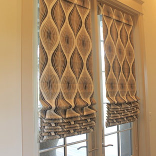 Inspiration för stora eklektiska entréer, med beige väggar, mörkt trägolv, en dubbeldörr och glasdörr