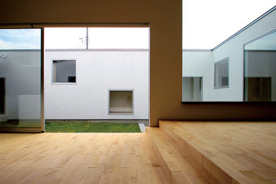 他の地域にあるモダンスタイルのおしゃれな住まいの写真