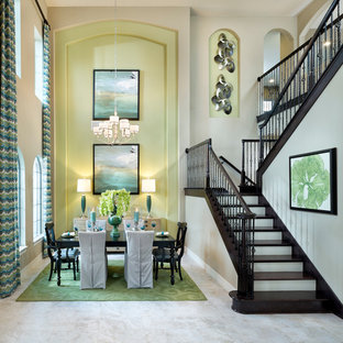 オーランドのトランジショナルスタイルのLDKの画像 (緑の壁、暖炉なし)