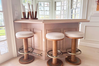 Inspiration for a modern home bar remodel in Los Angeles