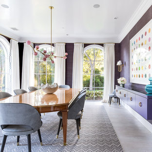 Geschlossenes Klassisches Esszimmer mit lila Wandfarbe und grauem Boden in Dallas