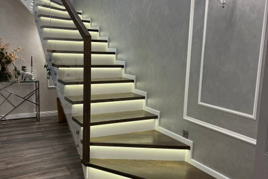 На фото: угловая бетонная лестница в современном стиле с бетонными ступенями и перилами из смешанных материалов