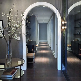 Idéer för att renovera en mellanstor eklektisk hall, med grå väggar, mörkt trägolv, en enkeldörr och mörk trädörr