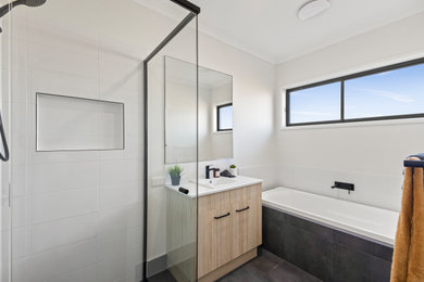 This is an example of a modern bathroom in Sunshine Coast.
