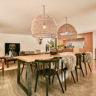 コペンハーゲンの中サイズのコンテンポラリースタイルのLDKの画像 (白い壁、コンクリートの床、グレーの床)