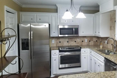 Example of a classic kitchen design in Austin