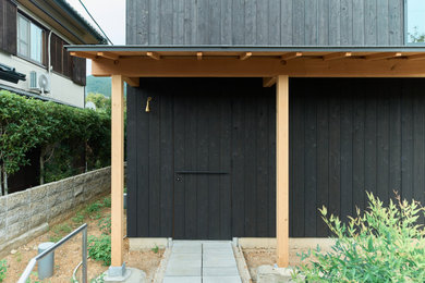 京都にある小さなおしゃれな家の外観 (縦張り、長方形) の写真